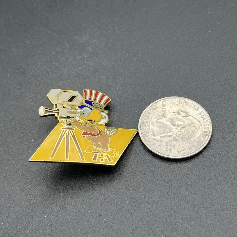 Vintage‎ 1984 Los Angeles Olympics Sam Eagle Director Movie Camera Lapel Hat Pin